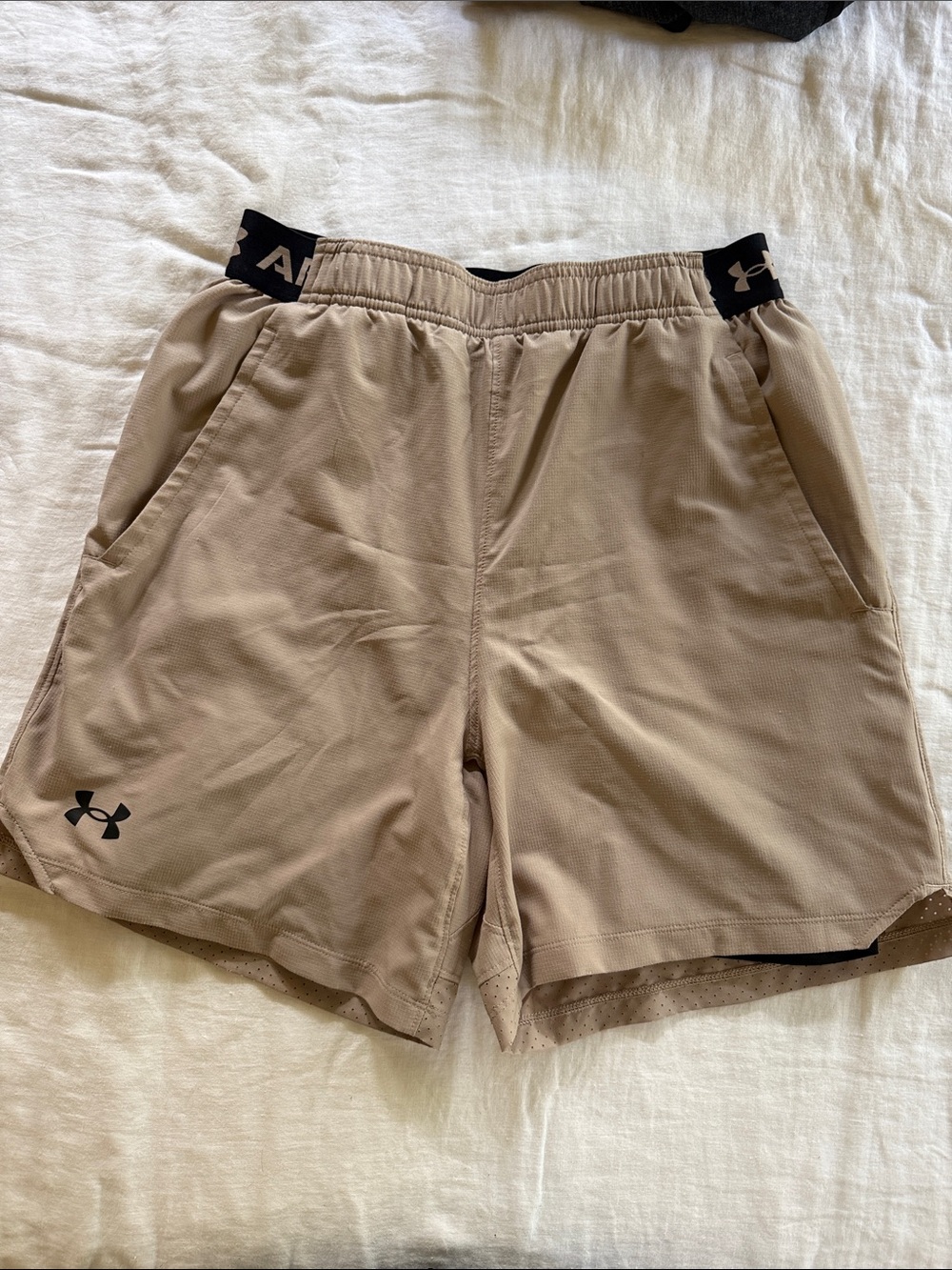 Under Armour Men's Athletic Shorts lined 6” inseam Medium, Tan